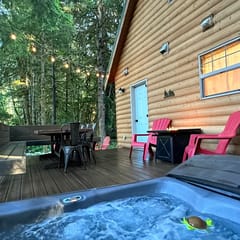 King Suite | Sleeps 8, BBQ + Hot Tub, Firepit