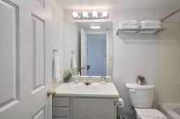 King Bed + Light Rail | Easy City Stay - Image 4