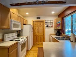King Suite | Sleeps 8, BBQ + Hot Tub, Firepit - Image 2
