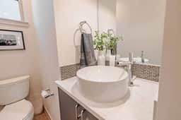 King Suite | Sleeps 6, A/C, Rooftop Osais, Views.