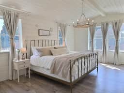 Sleeps 14 | Pets, A/C + UW & Stadium Light Rail