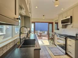 Alki 2 Bedroom | Sleeps 4 | Sound Views | Pet's - Image 3