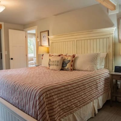 Creekside Farmhouse w/ 3 King bed & Game Room, BBQ