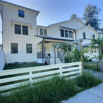 8-Bed Pet-Friendly | A/C + Free Parking, Shoreline