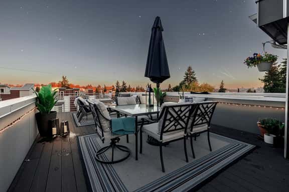 Skyline Retreat | King, A/C + Rooftop Parking - Image 1