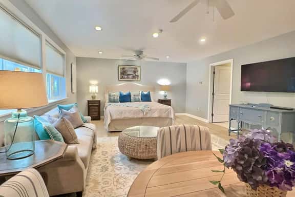 Peaceful Lakefront | King + Spa Bath, Parking - Image 1