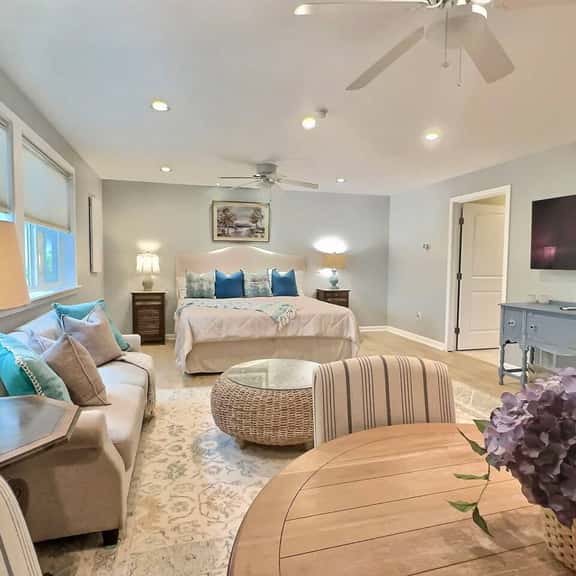 Peaceful Lakefront | King + Spa Bath, Parking - Image 1