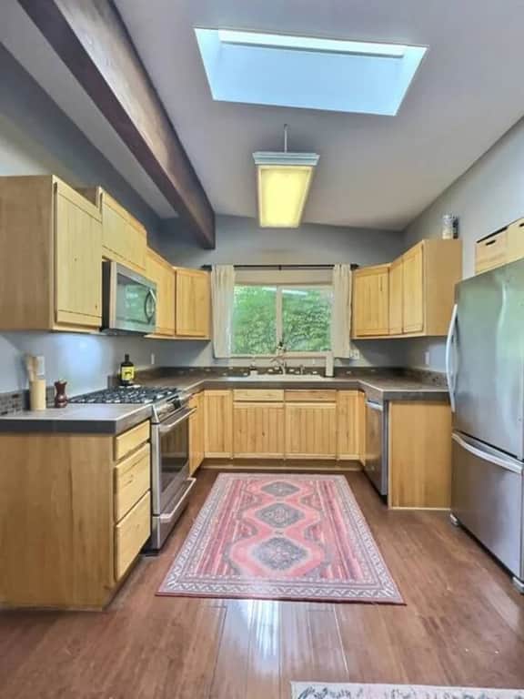 Martha Lake Stay | A/C, King Suite + Free Parking.