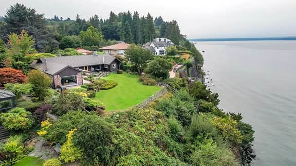 Storybook Waterfront View w/ AC, Firepit, King Bed