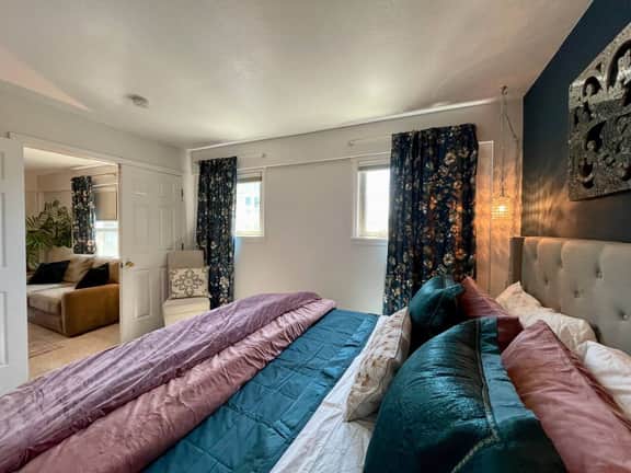 King Bed + Light Rail | Easy City Stay - Image 5