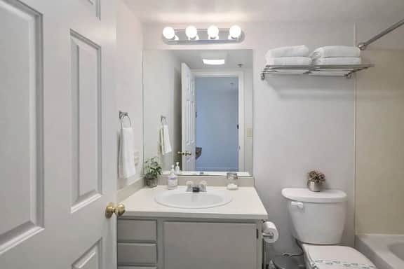 King Bed + Light Rail | Easy City Stay - Image 4