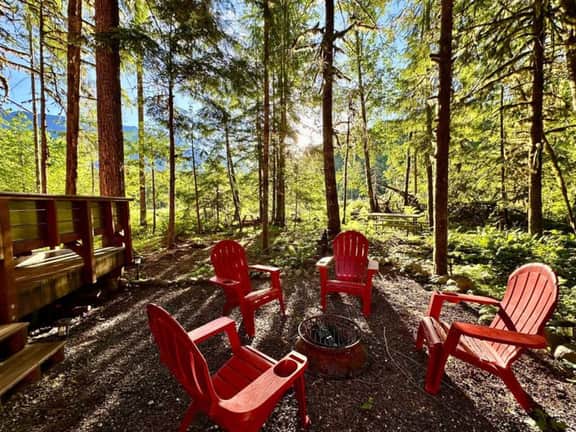 Sleeps 8 | King Bed | Hot Tub + Fire Pit | BBQ