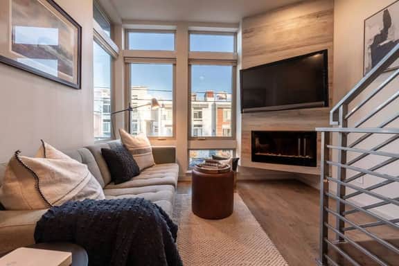 King Suite | Skyline Views, A/C + EV Parking + BBQ