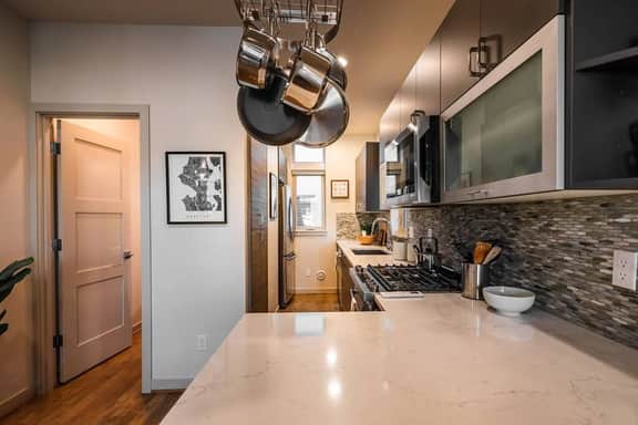 King Suite | Skyline Views, A/C + EV Parking + BBQ