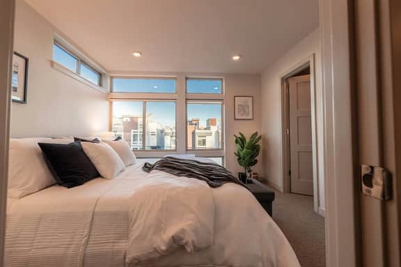 Lake Union + Skyline View | King Bed, EV + A/C bbq
