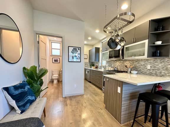Lake Union + Skyline View | King Bed, EV + A/C bbq