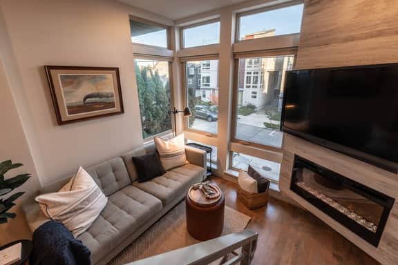 King Suite | Sleeps 6, A/C, Rooftop Osais, Views.