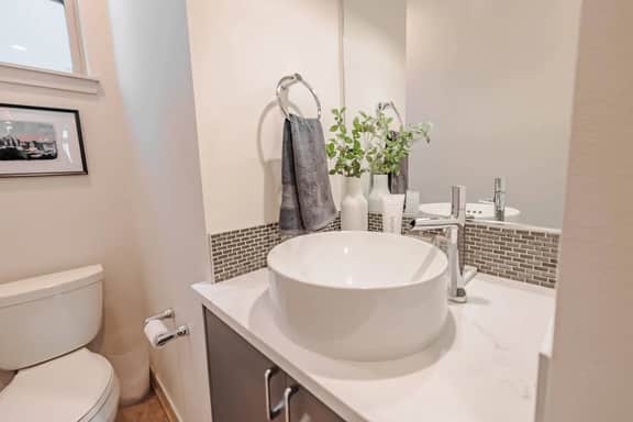 King Suite | Sleeps 6, A/C, Rooftop Osais, Views.