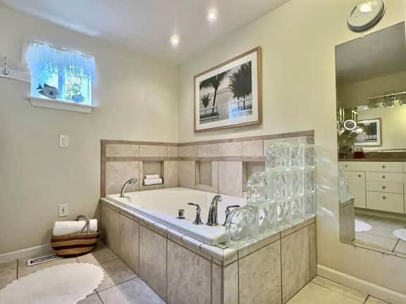 Lakefront w/ AC | King Bed, Parking | 5 Piece Bath