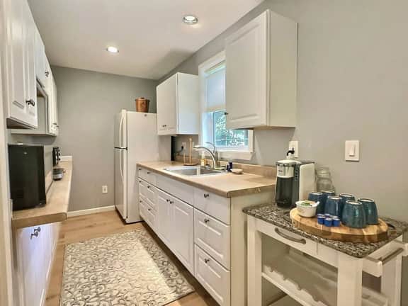 Secluded Lakefront | King Bed, AC & 5 Piece Bath |