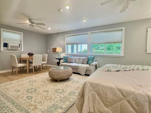 LakeFront | King Suite, Soakingtub, Near LightRail - Image 4