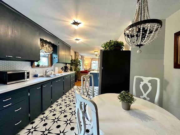 Near Stadium Stay with King Bed, AC & Free Parking