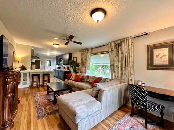 Near Stadium Stay with King Bed, AC & Free Parking