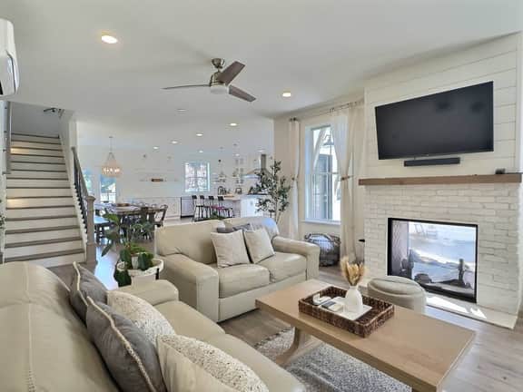 Sleeps 14 | Pets, A/C + UW & Stadium Light Rail