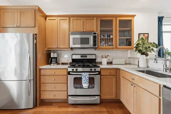 Pet-Friendly Stay | A/C, En Suites + Free Parking.