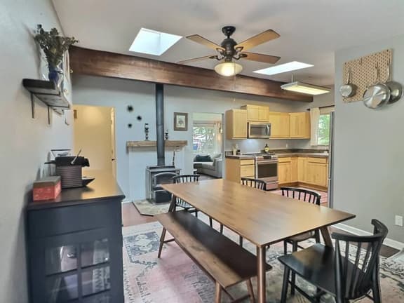 Martha Lake Stay | A/C, King Suite + Free Parking.