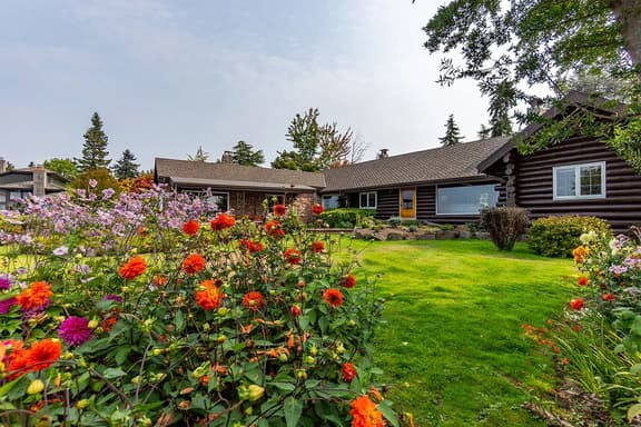 Stunning Waterfront | Log House + King Suite + A/C