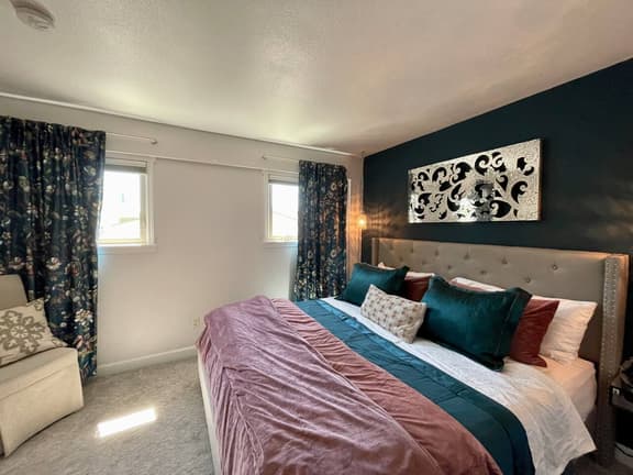 King Bed + Light Rail | Easy City Stay - Image 1