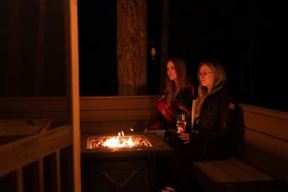 Sleeps 8 | King Bed | Hot Tub + Fire Pit | BBQ