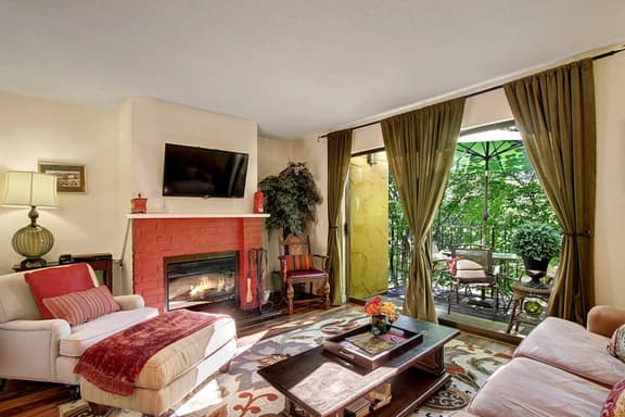 Townhome | Pets, A/C, Transit + Microsoft Parking.