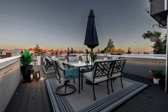 King Suite | Skyline Views, A/C + EV Parking + BBQ