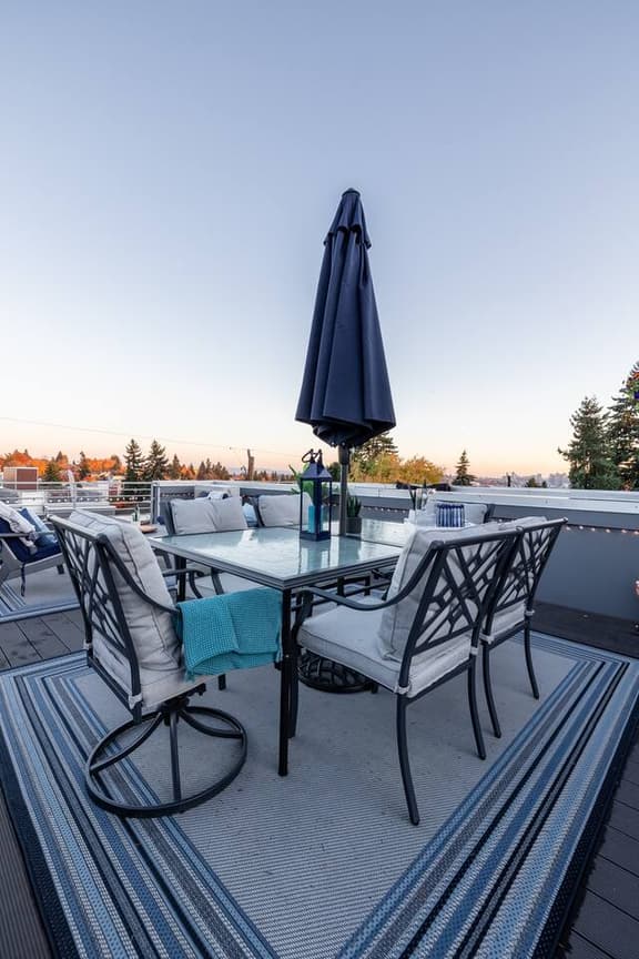 King Suite | Sleeps 6, A/C, Rooftop Osais, Views.