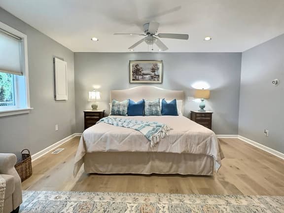 Lakefront Home, Near SeaTac with AC & Free Parking