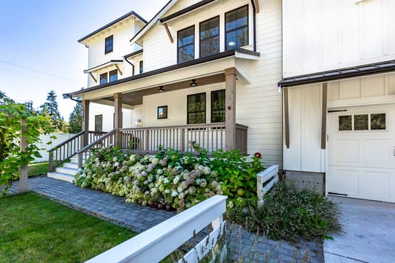Sleeps 14 | Pets, A/C + UW & Stadium Light Rail