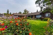 Storybook Waterfront View w/ AC, Firepit, King Bed