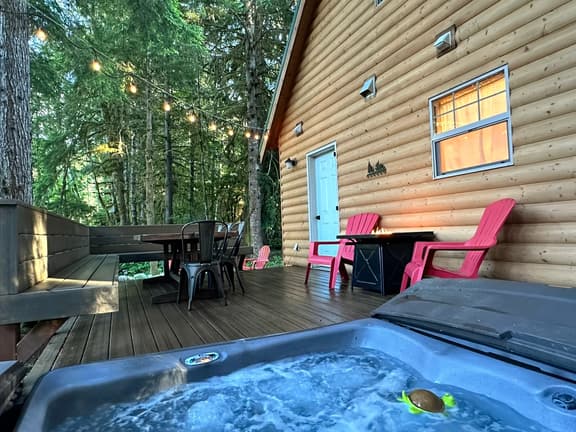 King Suite | Sleeps 8, BBQ + Hot Tub, Firepit - Image 1