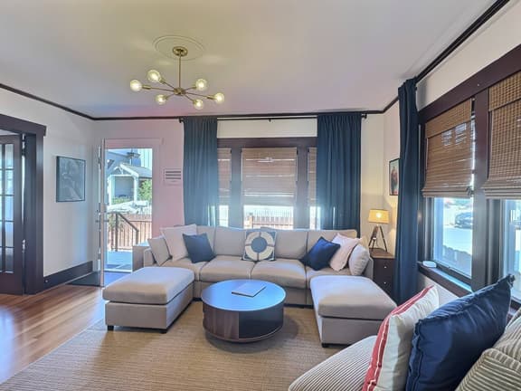 Alki 2 Bedroom | Sleeps 4 | Sound Views | Pet's - Image 1