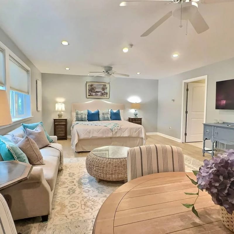 Serene lake front | Soaking Tub, A/C, Free Parking